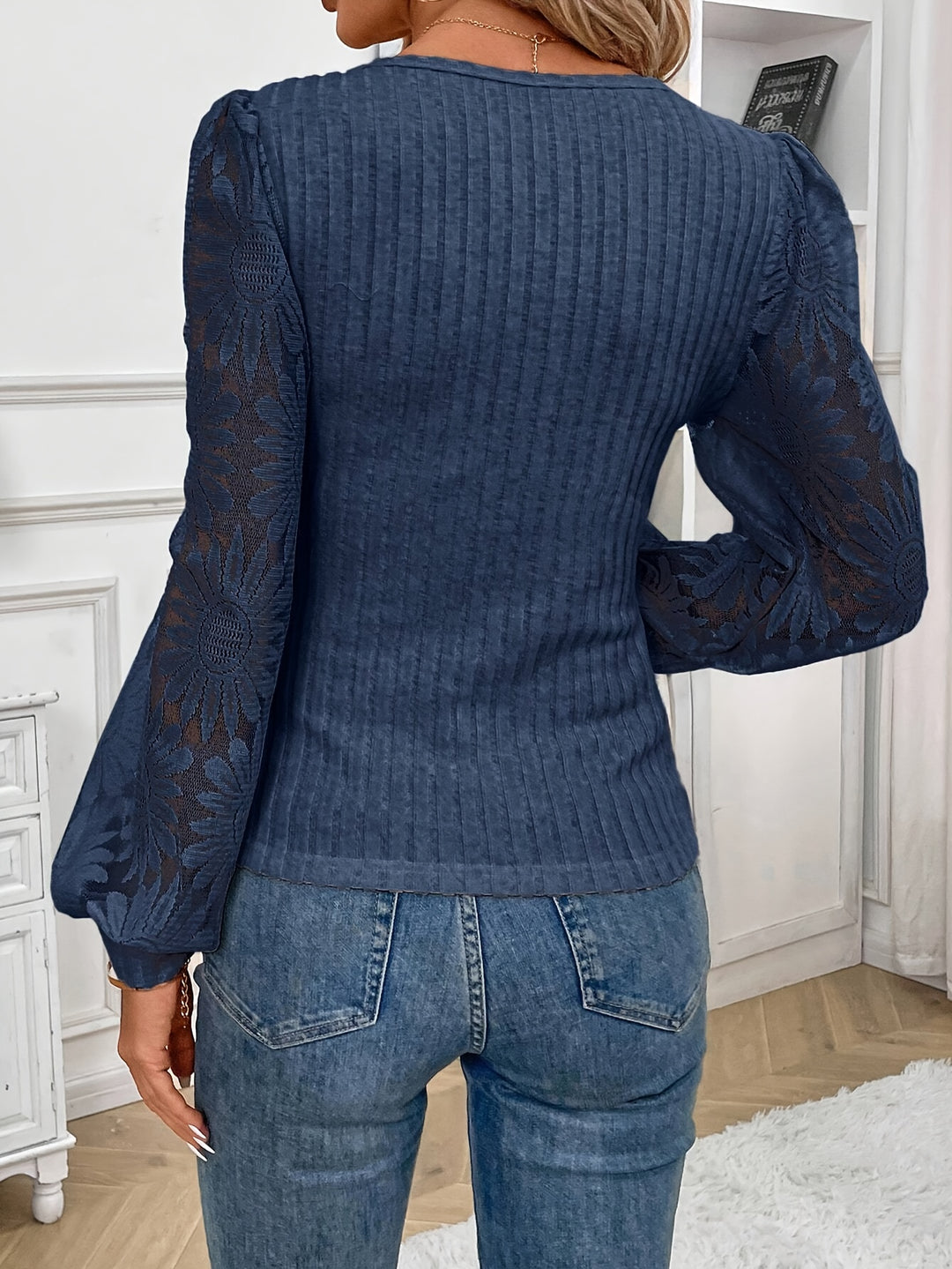 Elegante Textuur Top met Kantenafwerking en Diepe Halslijn