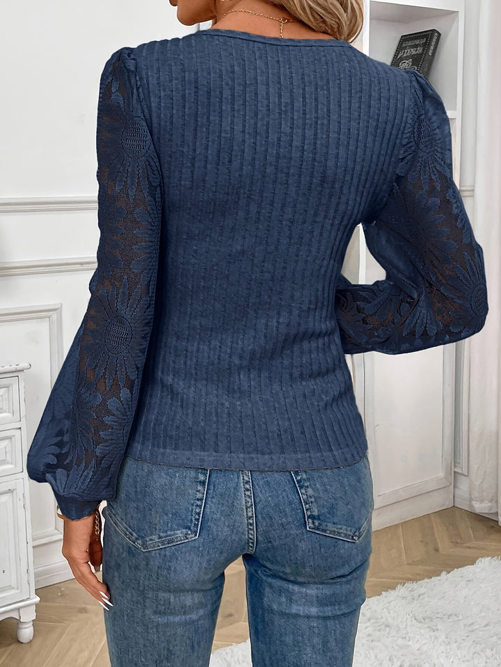Elegante Textuur Top met Kantenafwerking en Diepe Halslijn